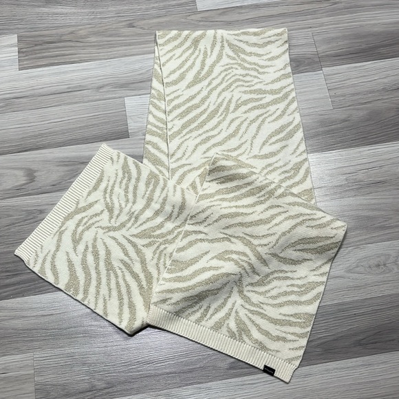 Athleta Animal print Chantilly Cream Sparkly Scarf Fall Winter Outdoor Mob Wife - Picture 5 of 7